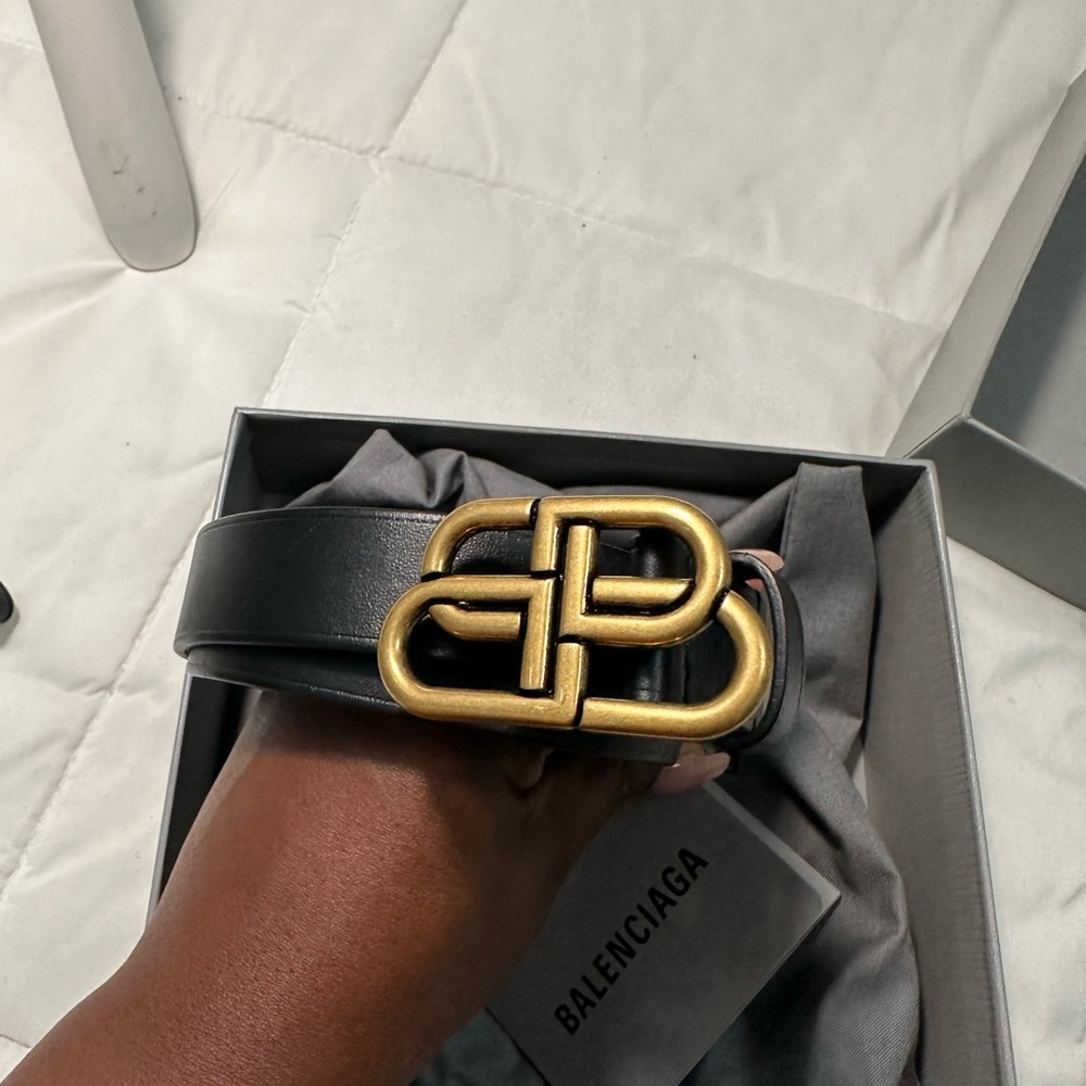 100% Authentic Balenciaga BB Leather Belt size 65. Comes with original box/tags - Picture 3 of 4